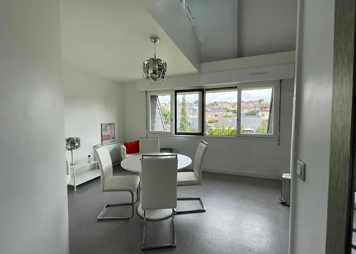 2 Near Gare De - Deauville トルヴィル＝シュル＝メール